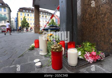 Würzburg, Deutschland. Juni 2021. 26. Juni 2021, Bayern, Würzburg: Kerzen und Blumen liegen vor einem geschlossenen und abgesperrten Laden in der Innenstadt. In Würzburg griff ein Mann am Vortag zufällig Menschen mit einem Messer an. Drei Menschen starben, mindestens fünf wurden schwer verletzt. Foto: Karl-Josef Hildenbrand/dpa Quelle: dpa picture Alliance/Alamy Live News Stockfoto