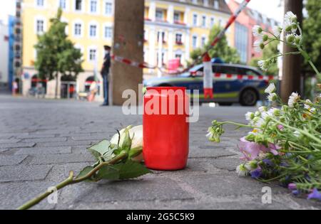 Würzburg, Deutschland. Juni 2021. 26. Juni 2021, Bayern, Würzburg: Kerzen und Blumen liegen vor einem geschlossenen und abgesperrten Laden in der Innenstadt. In Würzburg griff ein Mann am Vortag zufällig Menschen mit einem Messer an. Drei Menschen starben, mindestens fünf wurden schwer verletzt. Foto: Karl-Josef Hildenbrand/dpa Quelle: dpa picture Alliance/Alamy Live News Stockfoto