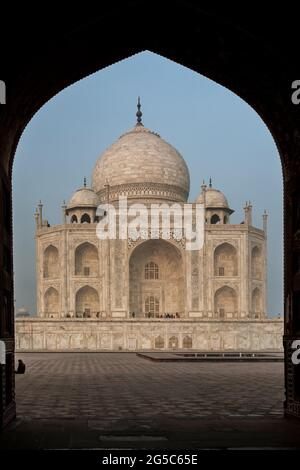 Das Taj Mahal (um 1640) war in der Morgensonne brillant. Das Grab von Mumtaz Mahal, der Frau des Emporers Shah Jahan. Stockfoto