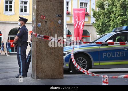 Würzburg, Deutschland. Juni 2021. 26. Juni 2021, Bayern, Würzburg: Polizisten stehen vor einem geschlossenen und abgesperrten Laden in der Innenstadt. In Würzburg griff ein Mann am Vortag zufällig Menschen mit einem Messer an. Drei Menschen starben, mindestens fünf wurden schwer verletzt. Foto: Karl-Josef Hildenbrand/dpa Quelle: dpa picture Alliance/Alamy Live News Stockfoto