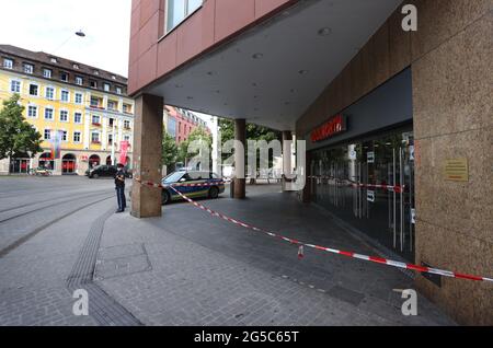 Würzburg, Deutschland. Juni 2021. 26. Juni 2021, Bayern, Würzburg: Polizisten stehen vor einem geschlossenen und abgesperrten Laden in der Innenstadt. In Würzburg griff ein Mann am Vortag zufällig Menschen mit einem Messer an. Drei Menschen starben, mindestens fünf wurden schwer verletzt. Foto: Karl-Josef Hildenbrand/dpa Quelle: dpa picture Alliance/Alamy Live News Stockfoto