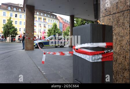 Würzburg, Deutschland. Juni 2021. 26. Juni 2021, Bayern, Würzburg: Polizisten stehen vor einem geschlossenen und abgesperrten Laden in der Innenstadt. In Würzburg griff ein Mann am Vortag zufällig Menschen mit einem Messer an. Drei Menschen starben, mindestens fünf wurden schwer verletzt. Foto: Karl-Josef Hildenbrand/dpa Quelle: dpa picture Alliance/Alamy Live News Stockfoto