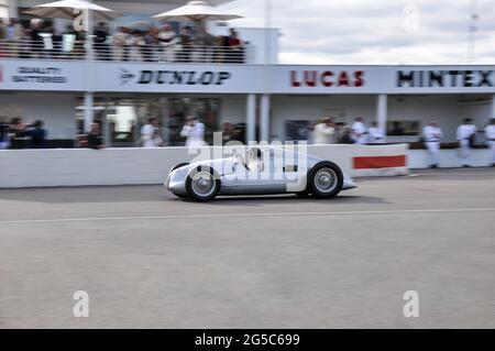 Auto Union Typ D Classic Grand Prix Rennwagen beim Goodwood Revival 2012, UK, mit Geschwindigkeit, vorbei an der Boxenwand und den Crews. VIPs oben Stockfoto