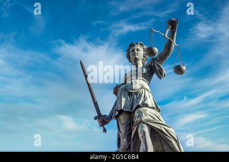 Justitia Denkmal in Frankfurt römerberg niedrigen Winkel Stockfoto