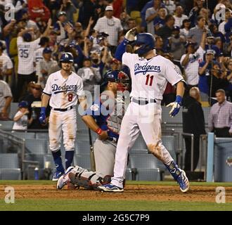 Los Angeles, USA. Juni 2021. Los Angeles Dodgers left Fielder AJ Pollock punktet, nachdem er einen zweiläufigen Homer vor dem Chicago Cubs Relief Pitcher Ryan Tepera getroffen hat, um beim achten Inning im Dodger Stadium in Los Angeles am Freitag, den 25. Juni 2021, ein 2-2-Unentschieden zu brechen. Die Dodgers besiegten die Cubs 6-2. Foto von Jim Ruymen/UPI Credit: UPI/Alamy Live News Stockfoto