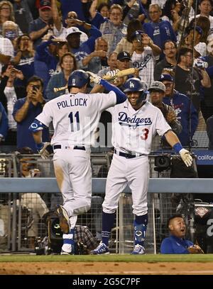 Los Angeles, USA. Juni 2021. Los Angeles Dodgers linker Feldspieler AJ Pollock (11) feiert mit Teamkollege Chris Taylor (3), nachdem er einen zweiläufigen Homer vor dem Chicago Cubs Relief Pitcher Ryan Tepera getroffen hatte, um beim achten Inning im Dodger Stadium in Los Angeles am Freitag, den 25. Juni 2021, ein Unentschieden von 2-2 zu brechen. Die Dodgers besiegten die Cubs 6-2. Foto von Jim Ruymen/UPI Credit: UPI/Alamy Live News Stockfoto