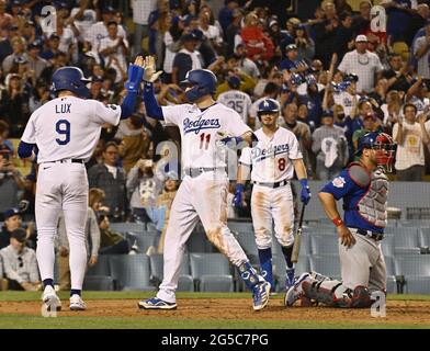 Los Angeles, USA. Juni 2021. Los Angeles Dodgers linker Feldspieler AJ Pollock (11) feiert mit Teamkollege Gavin Lux (9), nachdem er einen zweiläufigen Homer vor dem Chicago Cubs Relief Pitcher Ryan Tepera getroffen hatte, um am Freitag, den 25. Juni 2021, beim achten Inning im Dodger Stadium in Los Angeles ein Unentschieden von 2-2 zu brechen. Die Dodgers besiegten die Cubs 6-2. Foto von Jim Ruymen/UPI Credit: UPI/Alamy Live News Stockfoto