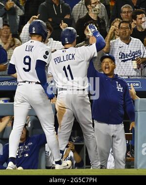 Los Angeles, USA. Juni 2021. Los Angeles Dodgers linker Feldspieler AJ Pollock (11) feiert mit Manager Dave Roberts, nachdem er einen zweiläufigen Homer vor dem Chicago Cubs Relief Pitcher Ryan Tepera getroffen hat, um beim achten Inning im Dodger Stadium in Los Angeles am Freitag, den 25. Juni 2021, ein Unentschieden von 2-2 zu brechen. Die Dodgers besiegten die Cubs 6-2. Foto von Jim Ruymen/UPI Credit: UPI/Alamy Live News Stockfoto