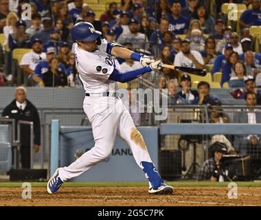 Los Angeles, USA. Juni 2021. Los Angeles Dodgers der linke Feldspieler AJ Pollock trifft einen zweiläufigen Homer vor dem Chicago Cubs Relief Pitcher Ryan Tepera über die linke Feldwand, um beim achten Inning im Dodger Stadium in Los Angeles am Freitag, den 25. Juni 2021, ein 2-2-Unentschieden zu brechen. Die Dodgers besiegten die Cubs 6-2. Foto von Jim Ruymen/UPI Credit: UPI/Alamy Live News Stockfoto