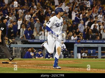 Los Angeles, USA. Juni 2021. Los Angeles Dodgers linker Feldspieler AJ Pollock beobachtet seinen zweiläufigen Homer vor dem Chicago Cubs Relief Pitcher Ryan Tepera über die linke Feldwand gehen, um beim achten Inning im Dodger Stadium in Los Angeles am Freitag, den 25. Juni 2021, ein 2-2-Unentschieden zu brechen. Die Dodgers besiegten die Cubs 6-2. Foto von Jim Ruymen/UPI Credit: UPI/Alamy Live News Stockfoto