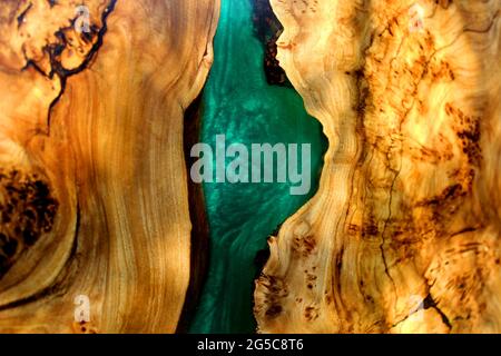 Türkisfarbenes Epoxidharz-Panel mit Walnuss, Textur für Design. Stockfoto