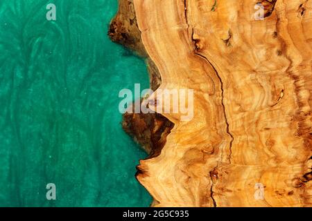 Türkisfarbenes Epoxidharz-Panel mit Walnuss, Textur für Design. Stockfoto