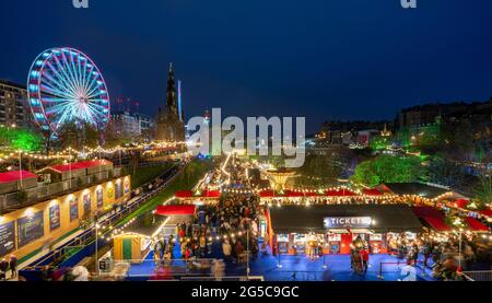 Nachtansicht des Eröffnungsabends des jährlichen Edinburgh Christmas Market in East Princes Street Gardens, Edinburgh, Schottland, Großbritannien Stockfoto