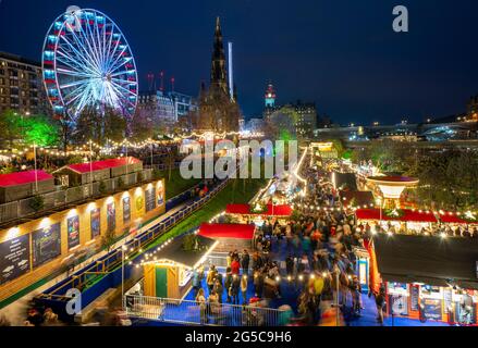 Nachtansicht des Eröffnungsabends des jährlichen Edinburgh Christmas Market in East Princes Street Gardens, Edinburgh, Schottland, Großbritannien Stockfoto