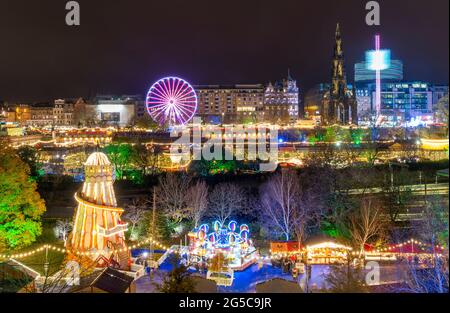 Nachtansicht des Eröffnungsabends des jährlichen Edinburgh Christmas Market in East Princes Street Gardens, Edinburgh, Schottland, Großbritannien Stockfoto