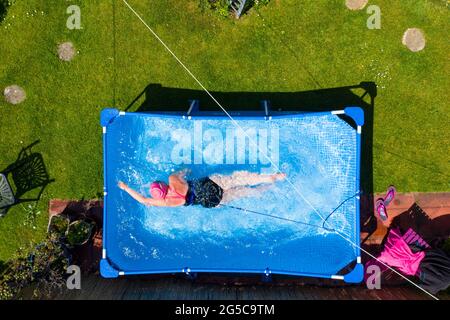 Fiona Philp aus Limekilns, Fife, eine wilde Freiwasserschwimmerin, während eines täglichen Schwimmens im Pool im Garten, Limekilns, Schottland, Großbritannien Stockfoto