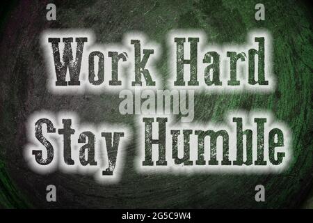 Arbeiten Sie hart bleiben bescheiden Konzept Text auf Hintergrund Stockfoto