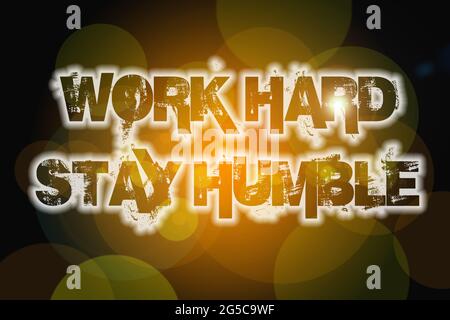 Arbeiten Sie hart bleiben bescheiden Konzept Text auf Hintergrund Stockfoto