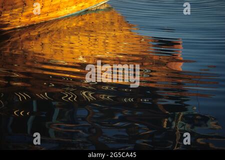 Traditionelle Fischerei Dhow im Hafen von Doha Stadt, Bundesstaat Katar. Vor dem 2. Weltkrieg wurden diese traditionellen Boote zum Perlentauchen benutzt. Diafild aus dem Jahr 1991 aufgenommen und gescannt. Stockfoto
