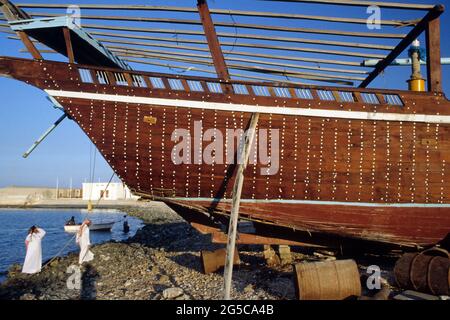 Traditionelle Fischerei Dhow im Hafen von Doha Stadt, Bundesstaat Katar. Vor dem 2. Weltkrieg wurden diese traditionellen Boote zum Perlentauchen benutzt. Diafild aus dem Jahr 1991 aufgenommen und gescannt. Stockfoto