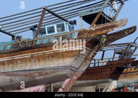 Traditionelle Fischerei Dhow im Hafen von Doha Stadt, Bundesstaat Katar. Vor dem 2. Weltkrieg wurden diese traditionellen Boote zum Perlentauchen benutzt. Diafild aus dem Jahr 1991 aufgenommen und gescannt. Stockfoto