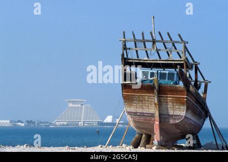 Traditionelle Fischerei Dhow im Hafen von Doha Stadt, Bundesstaat Katar. Vor dem 2. Weltkrieg wurden diese traditionellen Boote zum Perlentauchen benutzt. Diafild aus dem Jahr 1991 aufgenommen und gescannt. Stockfoto