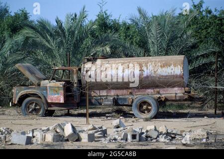 Im Geisterdorf Jumai im Nordwesten von Katar wurde ein Wasserfahrzeug-Wrack aufgegeben. Diafild aus dem Jahr 1991 aufgenommen und gescannt. Stockfoto