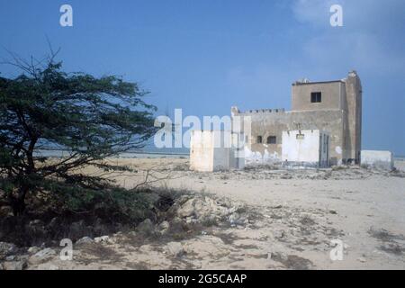 Verlassene Dorf Al Jumeil an der Nordküste des Staates Katar. Al Jumeil war ein Fischerdorf, bevor die Bewohner Anfang des 20. Jahrhunderts abreisten. Diafild aus dem Jahr 1991 aufgenommen und gescannt. Stockfoto