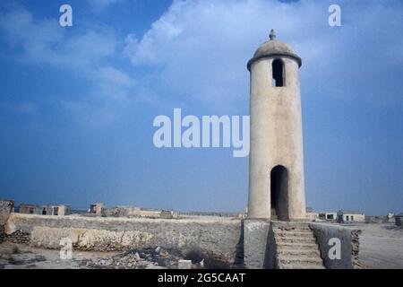 Verlassene Dorf Al Jumeil an der Nordküste des Staates Katar. Al Jumeil war ein Fischerdorf, bevor die Bewohner Anfang des 20. Jahrhunderts abreisten. Diafild aus dem Jahr 1991 aufgenommen und gescannt. Stockfoto