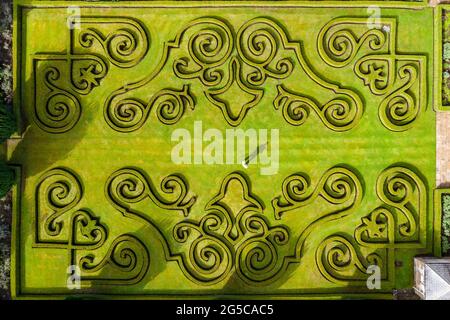 Der Gärtner David Hood nutzt das trockene, sonnige Wetter, um im Parterre Garden im Chatelherault Country Park, Hamilton, Schottland, Großbritannien, zu arbeiten Stockfoto