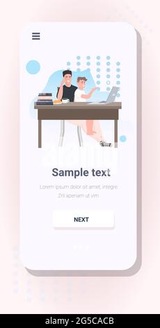 Vater mit Sohn, der am Arbeitsplatz mit einem Laptop sitzt und Zeit verbringt Zusammen während der Quarantäne des Coronavirus Stock Vektor