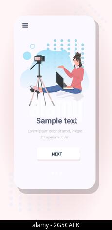 Bloggerin, die Videoblog mit Kamera auf Stativ aufzeichnet, live Streaming-Blogging-Konzept Stock Vektor