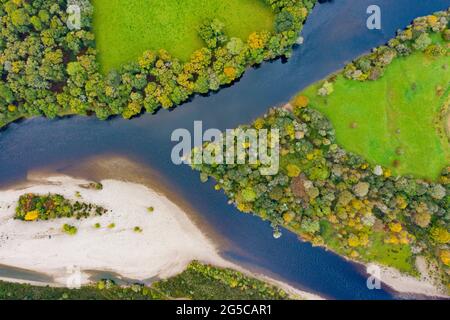 Herbstansicht des Zusammenflusses von Tay und Tummel bei Ballinluig. River Tay (oben) und River Tummel, Perthshire, Schottland, Großbritannien Stockfoto