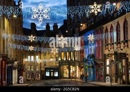 Blick auf die leere Victoria Street mit weihnachtlichen Lichtern und Dekorationen während der Covid-19-Sperre an Weihnachten 2020 in Edinburg, Schottland, Großbritannien Stockfoto