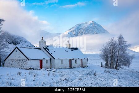 BlackRock Cottage im Winter im Glen Coe Scottish Highlands, Schottland, Großbritannien, schneebedeckt Stockfoto