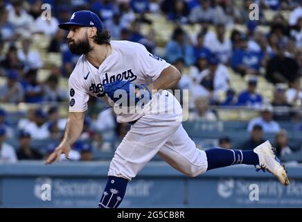 Los Angeles, USA. Juni 2021. Los Angeles Dodgers Startkanone Tony Gonsolin liefert während des vierten Innings im Dodger Stadium in Los Angeles am Freitag, 25. Juni 2021. Die Dodgers besiegten die Cubs 6-2. Foto von Jim Ruymen/UPI Credit: UPI/Alamy Live News Stockfoto