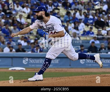 Los Angeles, USA. Juni 2021. Los Angeles Dodgers Startkanone Tony Gonsolin liefert während des dritten Innings im Dodger Stadium in Los Angeles am Freitag, 25. Juni 2021. Die Dodgers besiegten die Cubs 6-2. Foto von Jim Ruymen/UPI Credit: UPI/Alamy Live News Stockfoto