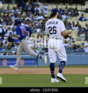 Los Angeles, USA. Juni 2021. Los Angeles Dodgers Starterkrug Tony Gonsolin schaut während der ersten, als Chicago Cubs Kris Bryant die Basen nach einem Solo-Heimlauf im Dodger Stadium in Los Angeles am Freitag, 25. Juni 2021, umrundet. Die Dodgers besiegten die Cubs 6-2. Foto von Jim Ruymen/UPI Credit: UPI/Alamy Live News Stockfoto