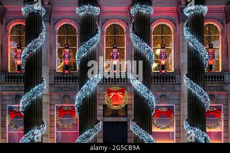 Außenansicht des Dome Restaurants mit Weihnachtsdekorationen im Winter im Stadtzentrum von Edinburgh während der Sperrung der Coronavirus-Pandemie, Schottland, Großbritannien Stockfoto