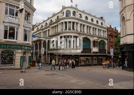 Blick auf das berühmte Kaufhaus Jarrolds an der Ecke London Street Norwich Stockfoto