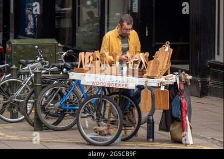 Straßenhändler Tom Jones, Holzarbeiter, der sein Handwerk von einem selbstgemachten Straßenwagen in der London Street Norwich verkauft Stockfoto