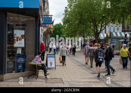 Eine geschäftige Straße im Stadtzentrum, in der an einem sonnigen Sommertag viele Käufer herumlaufen Stockfoto