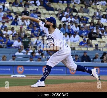 Los Angeles, USA. Juni 2021. Los Angeles Dodgers Startkanone Tony Gonsolin liefert während des dritten Innings im Dodger Stadium in Los Angeles am Freitag, 25. Juni 2021. Die Dodgers besiegten die Cubs 6-2. Foto von Jim Ruymen/UPI Credit: UPI/Alamy Live News Stockfoto