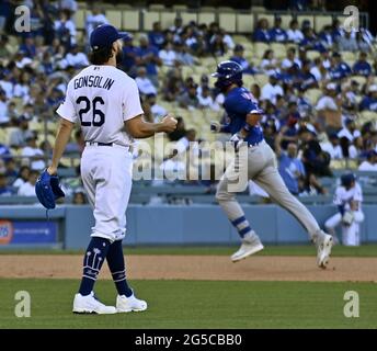 Los Angeles, USA. Juni 2021. Los Angeles Dodgers Starterkrug Tony Gonsolin schaut während der ersten, als Chicago Cubs Kris Bryant die Basen nach einem Solo-Heimlauf im Dodger Stadium in Los Angeles am Freitag, 25. Juni 2021, umrundet. Die Dodgers besiegten die Cubs 6-2. Foto von Jim Ruymen/UPI Credit: UPI/Alamy Live News Stockfoto