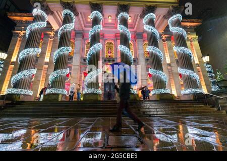 Außenansicht des Dome Restaurants mit Weihnachtsdekorationen im Winter im Stadtzentrum von Edinburgh während der Sperrung der Coronavirus-Pandemie, Schottland, Großbritannien Stockfoto