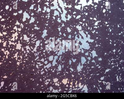 Oberfläche aus verzinktem Blech mit abblätternder burgunderfarbener Farbe Stockfoto