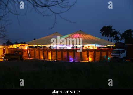 Hochzeitszelt Nacht umgeben Stockfoto