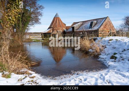 Historische Preston Mühle an einem bitterkalten sonnigen Tag im Schnee in East Linton, East Lothian, Schottland, Großbritannien Stockfoto