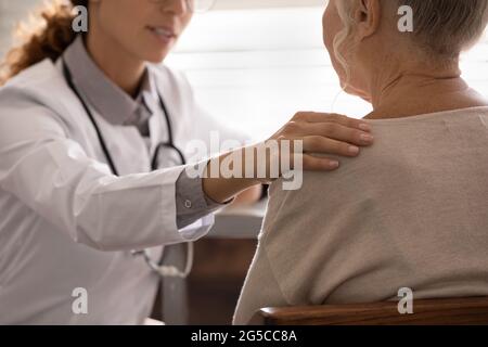 Unterstützende Ärztin tröstet alte Klientin Stockfoto