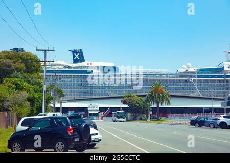 Fährparks vor dem Hafen von Tauranga Rata Street Gate, Mount Maunganui Wharf. Aufgenommen am 25. Juni 2019 in Mount Maunganui, Neuseeland Stockfoto